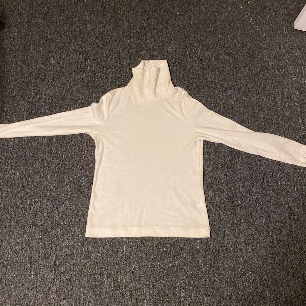 Women’s white turtle neck sweater size M very lightweight and comfy